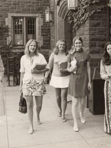 1969年，女学生在校园里.